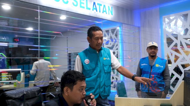 General Manager PLN UID Sulselrabar Mochammad Andy Adchaminoerdin, saat meninjau Posko Siaga pelayanan PLN, Sabtu (24/12/2022). (Istimewa)