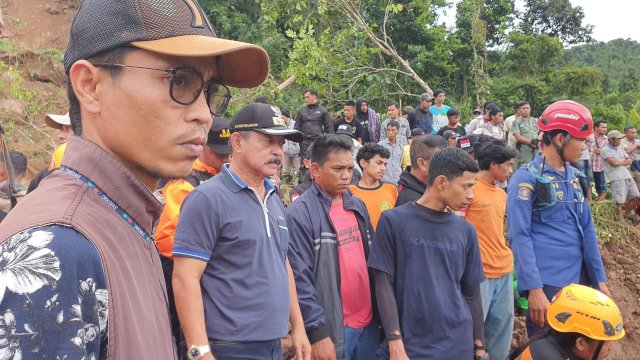 Wakil Bupati Gowa Abd Rauf Malaganni meninjau langsung titik longsor di Desa Lonjoboko, Kecamatan Parangloe. (Dok. Humas Gowa)
