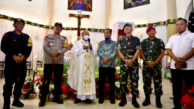 Gubernur Sulsel Andi Sudirman Sulaiman, bersama jajaran Forkopimda, saat mengunjungi salah satu gereja di Kota Makassar, Sabtu (24/12/2022). (Istimewa)