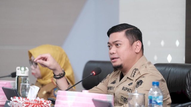 Bupati Gowa Adnan Purichta Ichsan saat memimpin Coffee Morning, di Baruga Karaeng Pattingalloang, Kantor Bupati Gowa, Senin (26/12). Dalam pertemuan tersebut dirinya meminta agar seluruh pemerintah kecamatan hingga desa dan kelurahan agar mendirikan posko siaga bencana. (Dok. Humas Gowa)