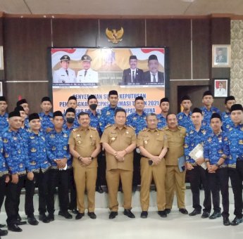 Rusman Emba Serahkan SK 80 Persen ke 57 CASN di Muna