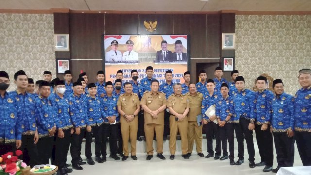 Bupati Muna Laode Mumahhad Rusman Emba, bersama Wakil Bupati Bachrun Labuta, Sekda Eddy Uga, Kepala BKPSDM La Ode Ena dan CASN, saat penyerahan SK 80 persen, Senin (26/12/2022). (Foto: Rustam / Republiknews.co.id)