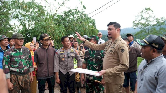 Bupati Gowa Adnan Purichta Ichsan saat meninjau lokasi longsor di Kecamatan Parangloe, kemarin. (Dok. Humas Gowa)