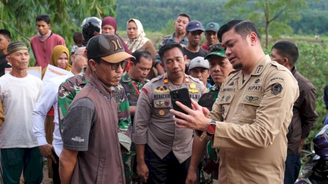 Bupati Gowa Adnan Purichta Ichsan saat meninjau lokasi longsor di Kecamatan Parangloe, kemarin. (Dok. Humas Gowa)