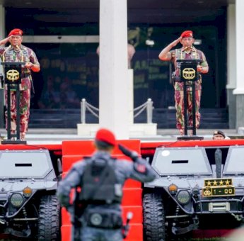 Panglima TNI dan Kapolri Disematkan Brevet Merah dari Pasukan Elite Kopassus