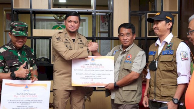 Bupati Gowa Adnan Purichta Ichsan saat menerima bantuan BNPB RI secara simbolik yang diberikan Deputi Bidang Penanganan Darurat BNPB, Mayjen TNI Fajar Setyawan, di Kantor Bupati Gowa, kemarin. (Dok. Humas Gowa)