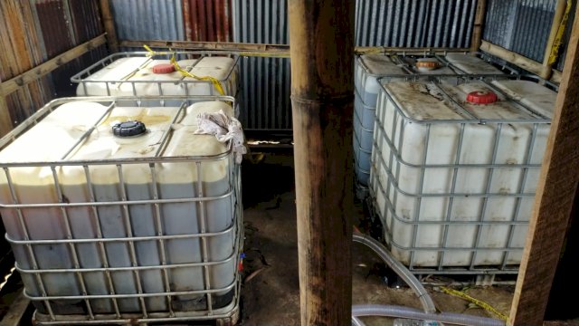 BBM jenis Solar bersubsidi diamankan Satreskrim Polres Takalar, yang ditimbun di dalam rumah kosong Desa Aeng Batu-Batu, Kecamatan Galesong Utara, Minggu (25/12/2022). (Istimewa)