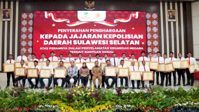 Penghargaan Menteri Sosial kepada Jajaran Kapolda Sulsel Irjen Pol Nana Sudjana dan jajarannya, Senin (26/12/2022). (Istimewa)