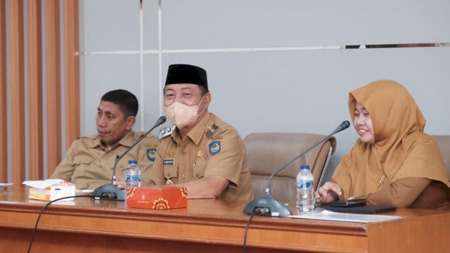 Wakil Bupati Gowa selaku Ketua PMI Kabupaten Gowa Abd Rauf Malaganni saat memimpin rapat koordinasi pengurus dan staf Markas PMI Kabupaten Gowa, di Ruang Rapat Wakil Bupati Gowa, Kantor Bupati Gowa, kemarin. (Dok. Humas Gowa)