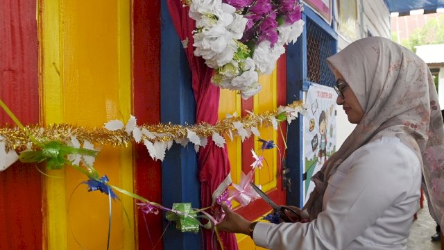 Gunting Pita. Bupati Luwu Utara Indah Putri Indriani menggunting pita saat meresmikan RKB TK Kristen Sion di Kecamatan Seko. Rabu (28/12/2022) FOTO/PROTOKOL LUWU UTARA