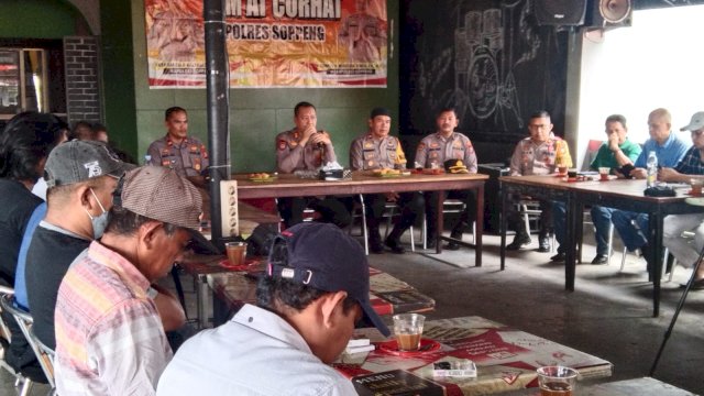 Kapolres Soppeng AKBP Santiadjie Kartasasmita, saat melakulan pertemuan dengan wartawan di salah satu Cafe di Watansoppeng, Jumat (30/12/2022). (Istimewa)