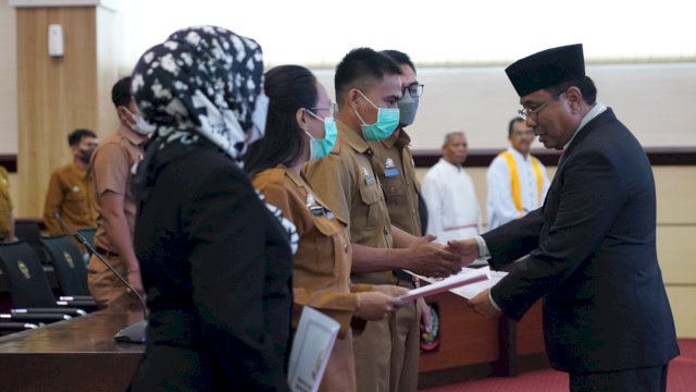 Plh Sekda Prov. Sulsel Andi Aslam Patonangi, daat menyerahkan SK kepada Pejabat Fungsional yang batu saja dilantik, Kamis (29/12/2022). (Istimewa)