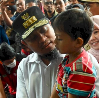Tinjau Lokasi Longsor di Maros, Gubernur Andi Sudirman Berikan Santunan kepada Korban
