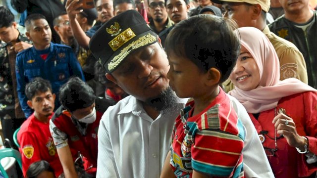 Gubernur Sulsel Andi Sudirman Sulaiman, berbincang dengan anak korban bencana longsoe di Kecamatan Cenrana, Kabupaten Maros, Kamis (29/12/2022). (Istimewa)