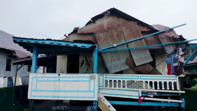 Salah satu rumah warga rusak parah akibat dihantam hujan deras dan angin kencang, diketahui puluhan rumah lainnya juga rusak parah hingga rata dengan tanah pada peristiwa ini, Jumat (30/12/2022). (Foto: Wawan Setiawan / Warga Kabupaten Takalar)
