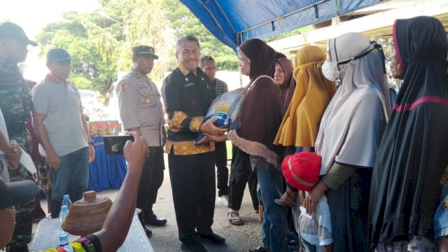 Wakil Bupati Muna, Drs. H. Bachrun, M.Si, saat menyerahkan peket Sembako kepada masyarakat Secara Simbolis, Jumat (30/12/2022). (Foto: Rustam / Republiknews.co.id)