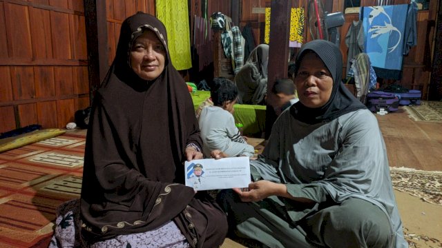 Keluarga Guru yang menjadi korban tertimpa Pohon di SMK Negeri 4 Sidrap. (Istimewa)