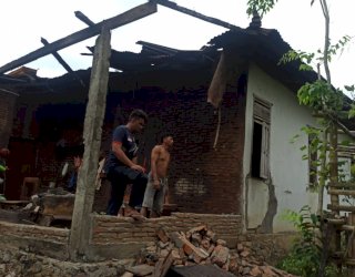 Angin Kencang Rusak Rumah dan Pertokoan di Sinjai Timur