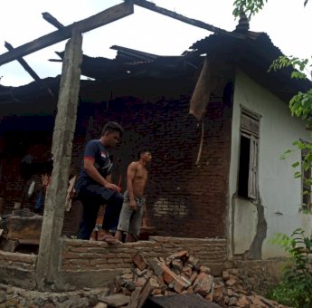Angin Kencang Rusak Rumah dan Pertokoan di Sinjai Timur