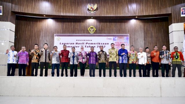 Penandatanganan berita acara serah terima Laporan Hasil Pemeriksaan BPK antara Gubernur Sulsel Andi Sudirman bersama Kepala BPK Amin Adab Bangun dan Ketua DPRD Andi Ina Kartika, Jumat (30/12/2022). (Istimewa)