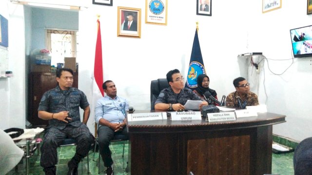 Kepala BNNK Muna Muhammad Ridwan Zain (tengah), pada menyampaikan Press Release, Jumat (30/12/2022). (Foto: Rustam / Republiknews.co.id)