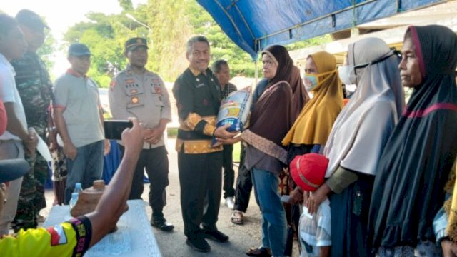 Wakil Bupati Muna, H. Bachrun saat menyerahkan peket Sembako kepada masyarakat Secara Simbolis&nbsp; (FOTO: Rustam/Republiknews.Co.Id)