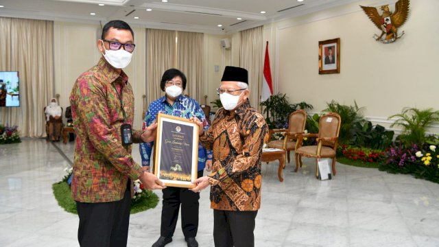 Direktur Utama PT. PLN (Persero) Darmawan Prasodjo, saat menerima penghargaan Green Leadership Utama 2022 dari Wakil Presiden RI Ma'ruf Amin, disaktikan Menteri Lingkungan Hidup dan Kehutanan Siti Nurbaya. (Istimewa)