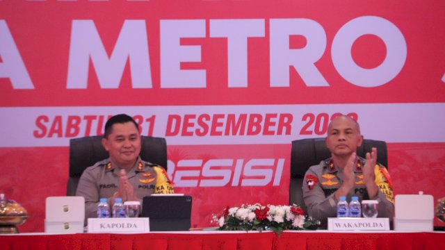 Kapolda Metro Jaya Irjen Pol Fadil Imran, didampingi Wakapolda Metro Jaya Brigjen Pol Hendro Pandowo, memimpin Rilis Akhir Tahun 2022, Sabtu (31/12/2022). (Istimewa)