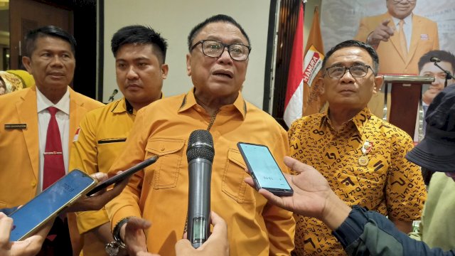 Ketua Umum DPP Partai Hanura, Oesman Sapta Odang (tengah) didampingi Ketua DPD Hanura Sulsel, Amsal Sampetondok usai memberikan pengarahan kepada kader Hanura se Sulsel di Hotel Four Points by Sheraton, Jalan Andi Djemma, Makassar, Sabtu (3/12/2022) malam. (Foto: Istimewa)