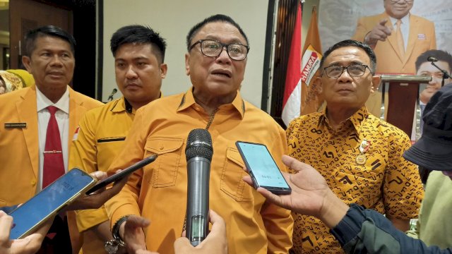 Ketua Umum DPP Partai Hanura, Oesman Sapta Odang (tengah) didampingi Ketua DPD Hanura Sulsel, Amsal Sampetondok usai memberikan pengarahan kepada kader Hanura se Sulsel di Hotel Four Points by Sheraton, Jalan Andi Djemma, Makassar, Sabtu (3/12/2022) malam. (Foto: Istimewa)