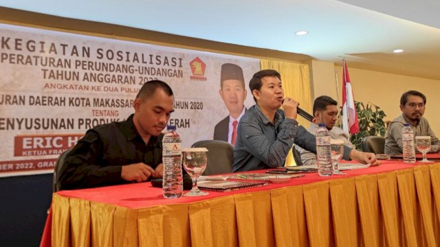 Anggota DPRD Kota Makassar, Eric Horas saat menyosialisasikan Perda Nomor 4 Tahun 2020 tentang Penyusunan Produk Hukum Daerah di Hotel Grand Asia, Jalan Boulevard, Makassar, Senin (28/11/2022). (Foto: Istimewa)