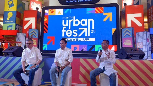 Kepala Wilayah Indonesia Bagian Timur (IBT) PT Astra International Tbk Daihatsu Tulus Pambudi (kanan) dan Marketing & Customer Relations Division Head PT Astra International Daihatsu Sales Operation (AI-DSO) Hendrayadi Lastiyoso (tengah) saat memberikan keterangan terkait penjualan Daihatsu sepanjang 2022. (Chaerani/Republiknews.co.id)