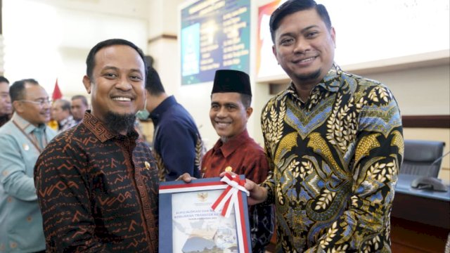 Bupati Gowa Adnan Purichta Ichsan saat menerima secara simbolik dana transfer daerah oleh Gubernur Sulawesi Selatan Sudirman Sulaiman di Ruang Rapat Pimpinan Gubernur Sulawesi Selatan, kemarin. (Dok. Humas Gowa)