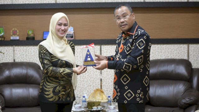 Bupati Luwu Utara, Indah Putri Indriani saat menerima penghargaan dari Kementerian Keuangan Republik Indonesia, Jumat (2/12/2022). (Foto: Istimewa)