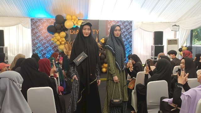 Salah satu dari 12 koleksi baru brand muslim Dian Risty yang perkenalkan di sela-sela grand opening Outlet Dian Risty Makassar, di Jalan Dr. Ratulangi, No.86, Kelurahan Mario, Kecamatan Mariso, Sabtu (03/12). (Chaerani/Republiknews.co.id)