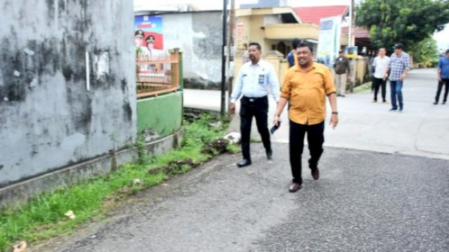 Anggota DPRD Makassar, Arifin Dg Kulle saat melakukan kunjungan dapil dengan mengecek saluran drainase di Kelurahan Mannuruki, Rabu (12/10/2022). (Foto: Istimewa)