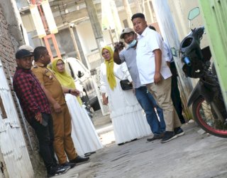 Kundapil di Parangtambung, Ari Ashari Tinjau Pengerjaan Paving Blok