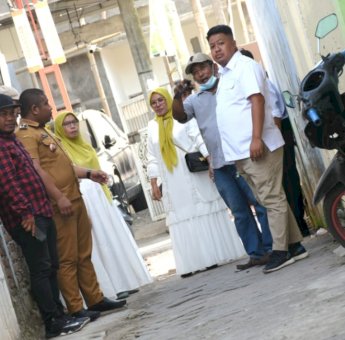 Kundapil di Parangtambung, Ari Ashari Tinjau Pengerjaan Paving Blok