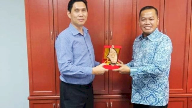 Dekan Fakultas Hukum Unhas, Prof Hamzah Halim (kanan) bersama perwakilan FUU UKM Malaysia usai penandatanganan kerjasama penguatan akademik, Selasa (6/12/2022). (Foto: Istimewa)
