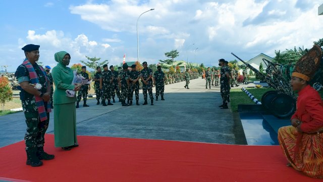 Pangdivif 3 Kostrad Brigjen TNI Novi Helmy Prasetya didampingi istri yang juga Ketua Persit Kartika Chandra Kirana (KCK) Koorcab Divif 3 PG Kostrad Quratul Ain saat menerima sambutan adat Angngaru' saat mendatangi Mako Divisi Infanteri (Divif) 3 Kostrad, di Desa Nirannuang, Kecamatan Bontomarannu, Rabu (07/12). (Chaerani/Republiknews.co.id)