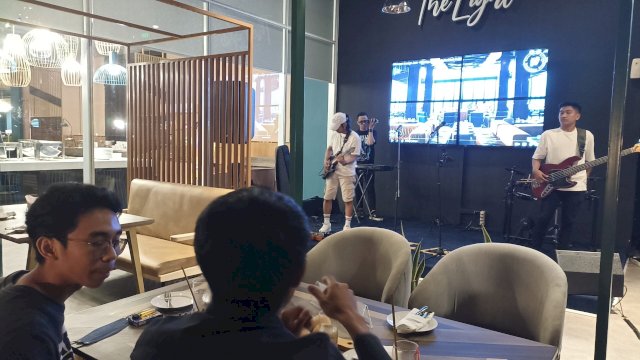 The Light berlokasi di Jalan AP. Pettarani atau merupakan outlet baru dari Mercure Makassar Nexa Pettarani yang menawarkan konsep tempat nongkrong dengan life musik. (Chaerani/Republiknews.co.id)