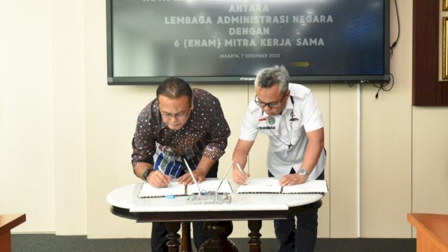 Bupati Luwu Timur, Budiman bersama Kepala LAN RI, Adi Suryanto, melakukan penandatangan Nota Kesepakatan.