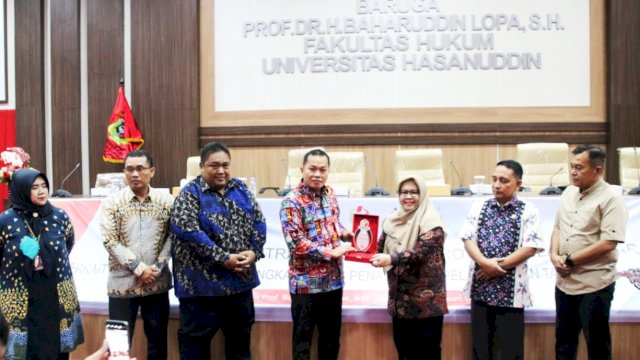 Rombongan Sentra Gakkumdu se Provinsi Sulawesi Barat saat berkunjung ke Fakultas Hukum Universitas Hasanuddin (Unhas) Makassar, Kamis (8/12/2022). (Foto: Istimewa)