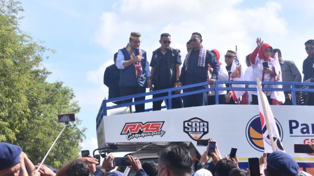 Ribuan kader Partai NasDem se Sulsel menyambut kedatangan Anies Baswedan di Makassar, Sabtu (10/12/2022). (Foto: Istimewa)