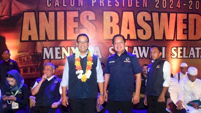 Ketua DPW NasDem Sulsel, Rusdi Masse (kanan) bersama Anies Baswedan dalam rapat akbar yang digelar di Gedung Celebes Convention Centre (CCC), Makassar, Sabtu (10/12/2022). (Foto: Istimewa)