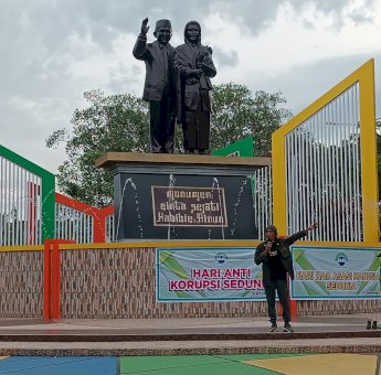 Peringati Hari Anti Korupsi dan HAM Sedunia, Lingkar Hijau Parepare Orasi Depan Monumen Habibie Ainun