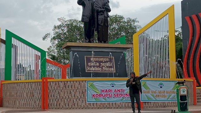 Ket : Ketua Lingkar Hijau Parepare, Iqbal Rahim Gani orasi di depan Monumen Cinta Sejati Habibie Ainun peringati Hari Anti Korupsi dan Hari HAM Sedunia (Foto : Mulyadi Ma'ruf / Republiknews.co.id)