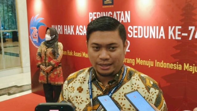 Bupati Gowa Adnan Purichta Ichsan menjadi salah satu kepala daerah yang berhasil menerima penghargaan Kemenkumham RI sebagai bupati yang peduli HAM. Penghargaan ini diterima di The Sultan Hotel, Jakarta Pusat, Senin (12/12). (Chaerani/Republiknews.co.id)