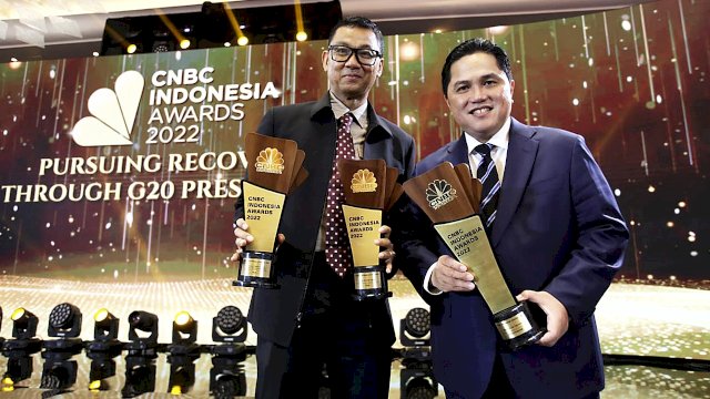 Direktur Utama PT PLN (Persero), Darmawan Prasodjo (kiri) berfoto bersama Menteri BUMN, Erick Thohir usai menerima penghargaan sebagai CEO of The Year, Senin (12/12/2022). (Foto: Istimewa)