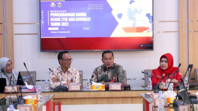 Dekan Fakultas Hukum Unhas, Prof Hamzah Halim (kedua dari kanan) bersama perwakilan Komisi Yudisial RI dalam workshop Integrasi Klinik Etik dan Advokasi kedalam Program MBKM, Selasa (13/12/2022). (Foto: Istimewa)